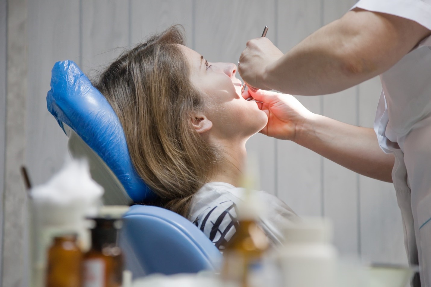 Explore how periodontal treatment can help address gum swelling emergencies.